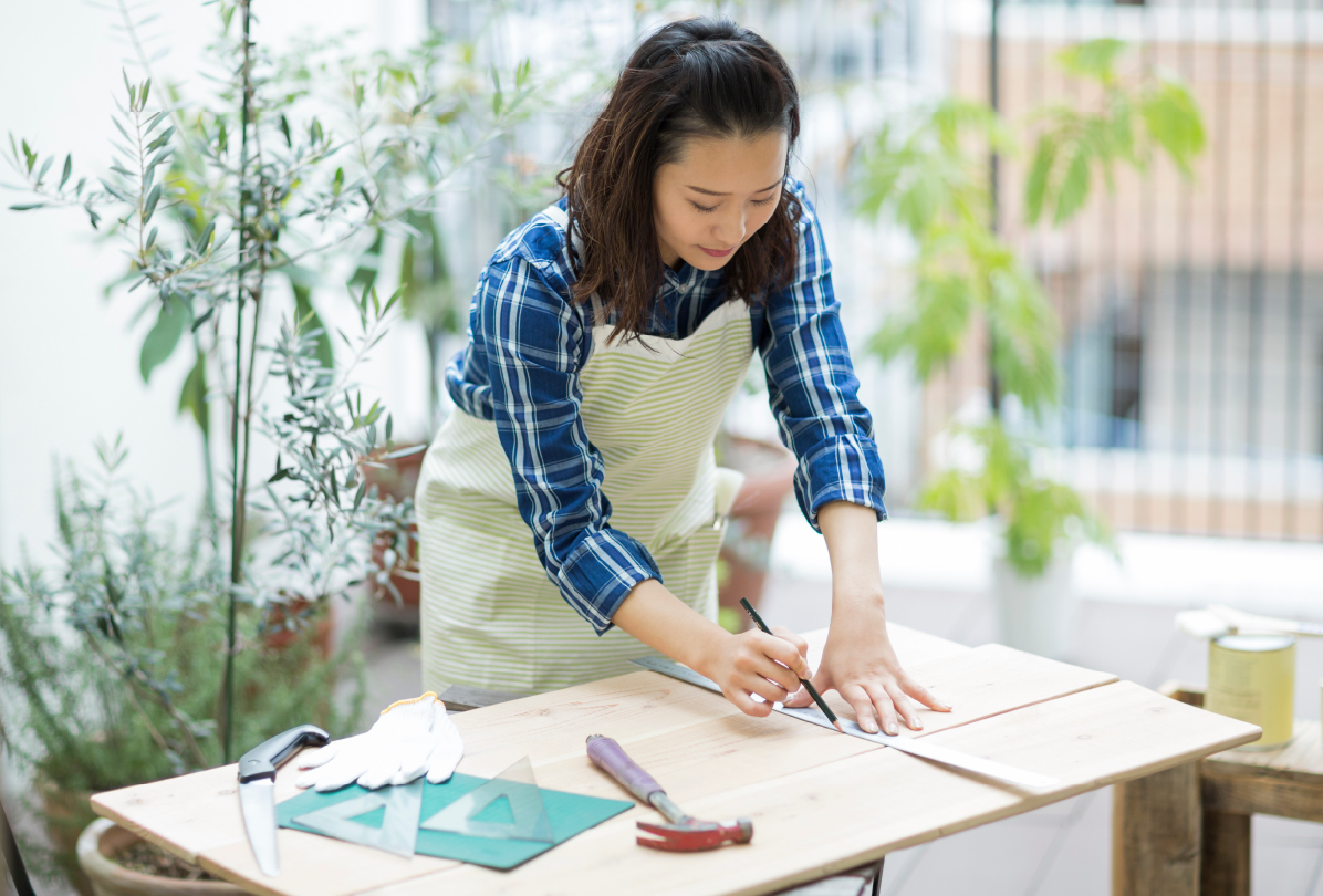 DIYをする女性